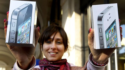 Apple iPhone 4S Goes on Sale Today